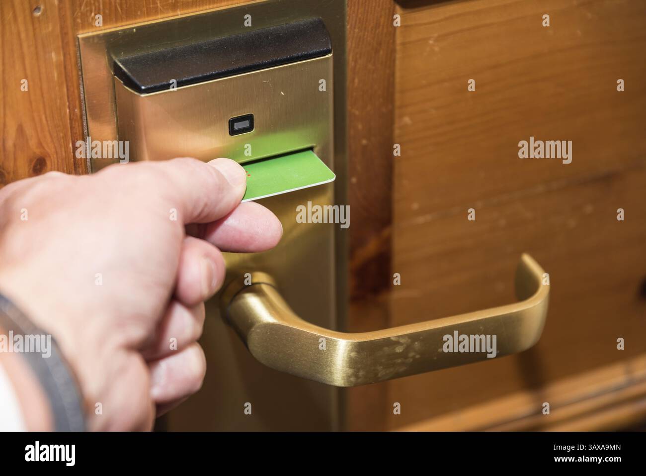 Porta d'ingresso aperta dell'hotel con tessera magnetica di apertura della porta - check-in moderno Foto Stock