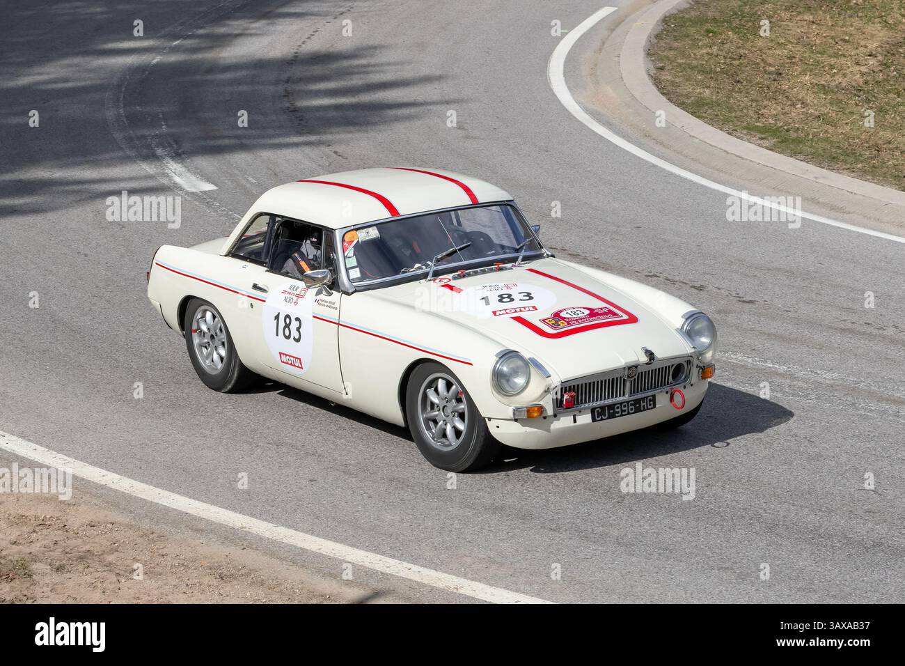 Le Valtin, Francia - 9 aprile 2025: Vista su una MG MGB bianca che guida su strada. Foto Stock