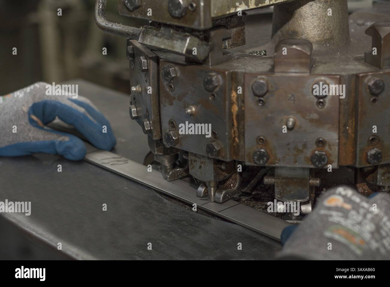 Lavorazione dei metalli - i fori vengono perforati nelle parti metalliche Foto Stock