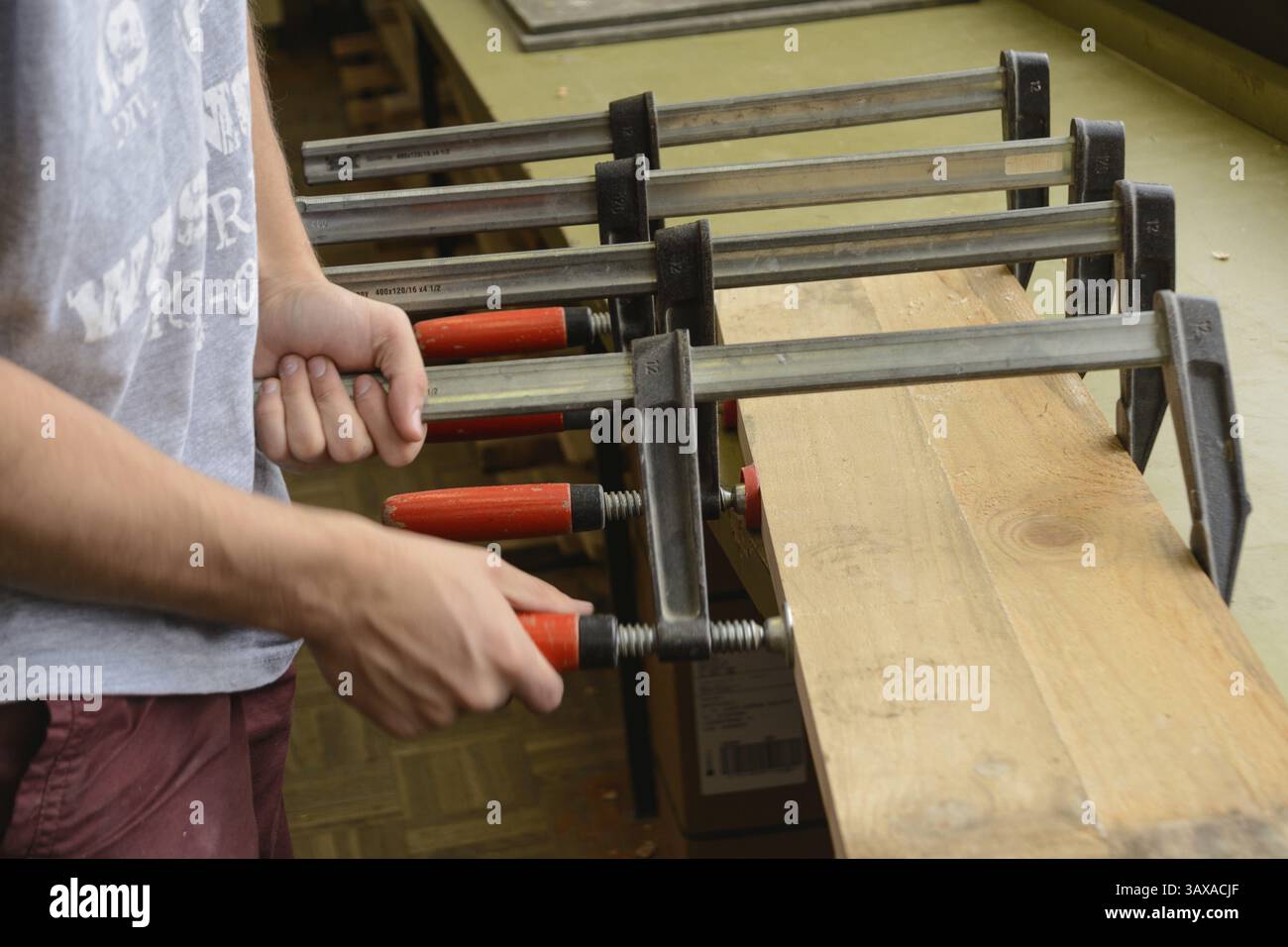 Presse per carpentiere per pannelli in legno incollati con un morsetto a vite - primo piano Foto Stock