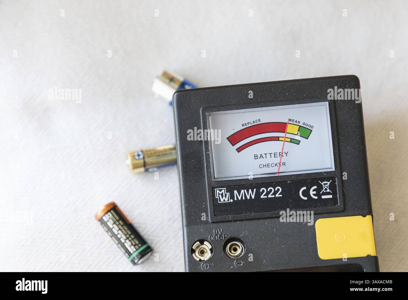 Il tester per batterie mostra la capacità di una batteria di capacità media Foto Stock