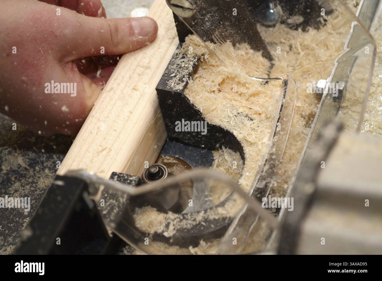 Fresatrice per legno in uso Foto Stock