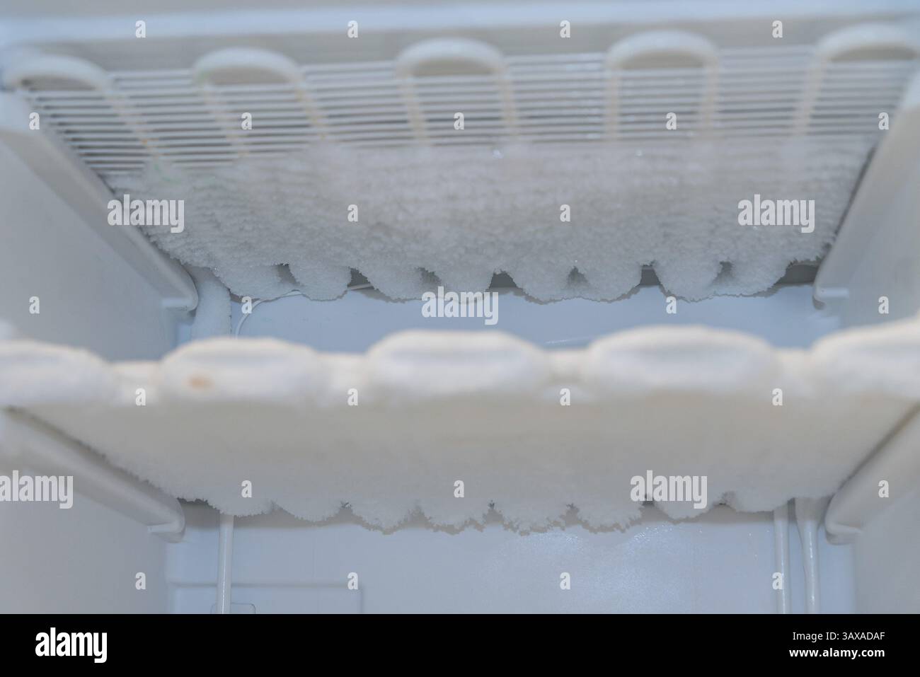 Il surgelamento nel congelatore senza sistema antigelo richiede lo scongelamento Foto Stock