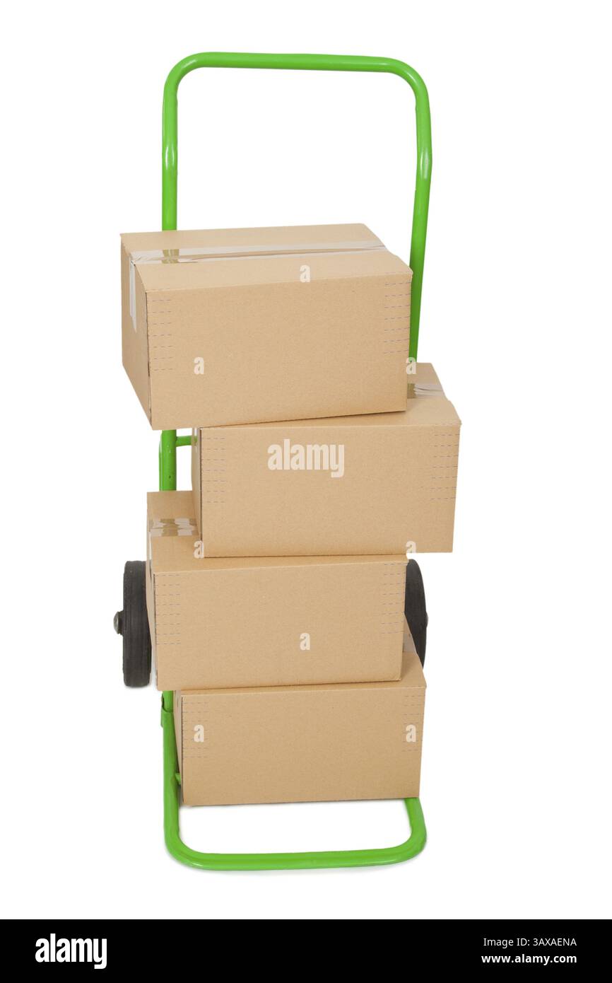 Carrello verde con pacchi - ritagliato su bianco Foto Stock