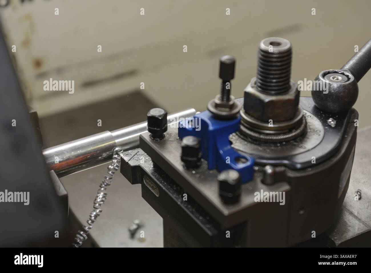 Trucioli metallici da un tornio in funzione - primo piano Foto Stock