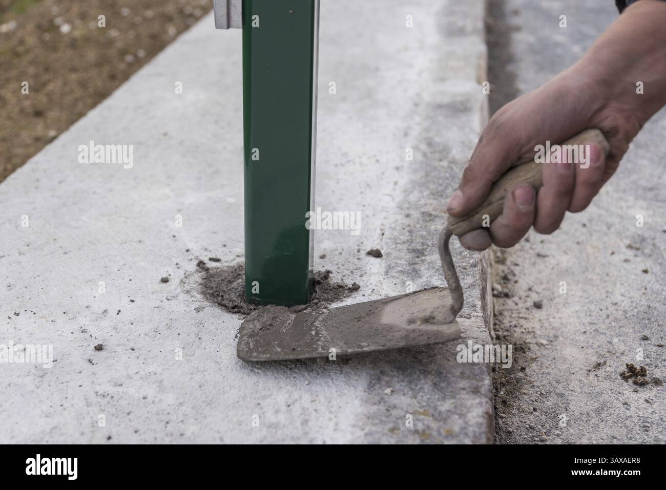 Barra di ferro per cemento in muratura per recinzione da giardino con cazzuola Foto Stock