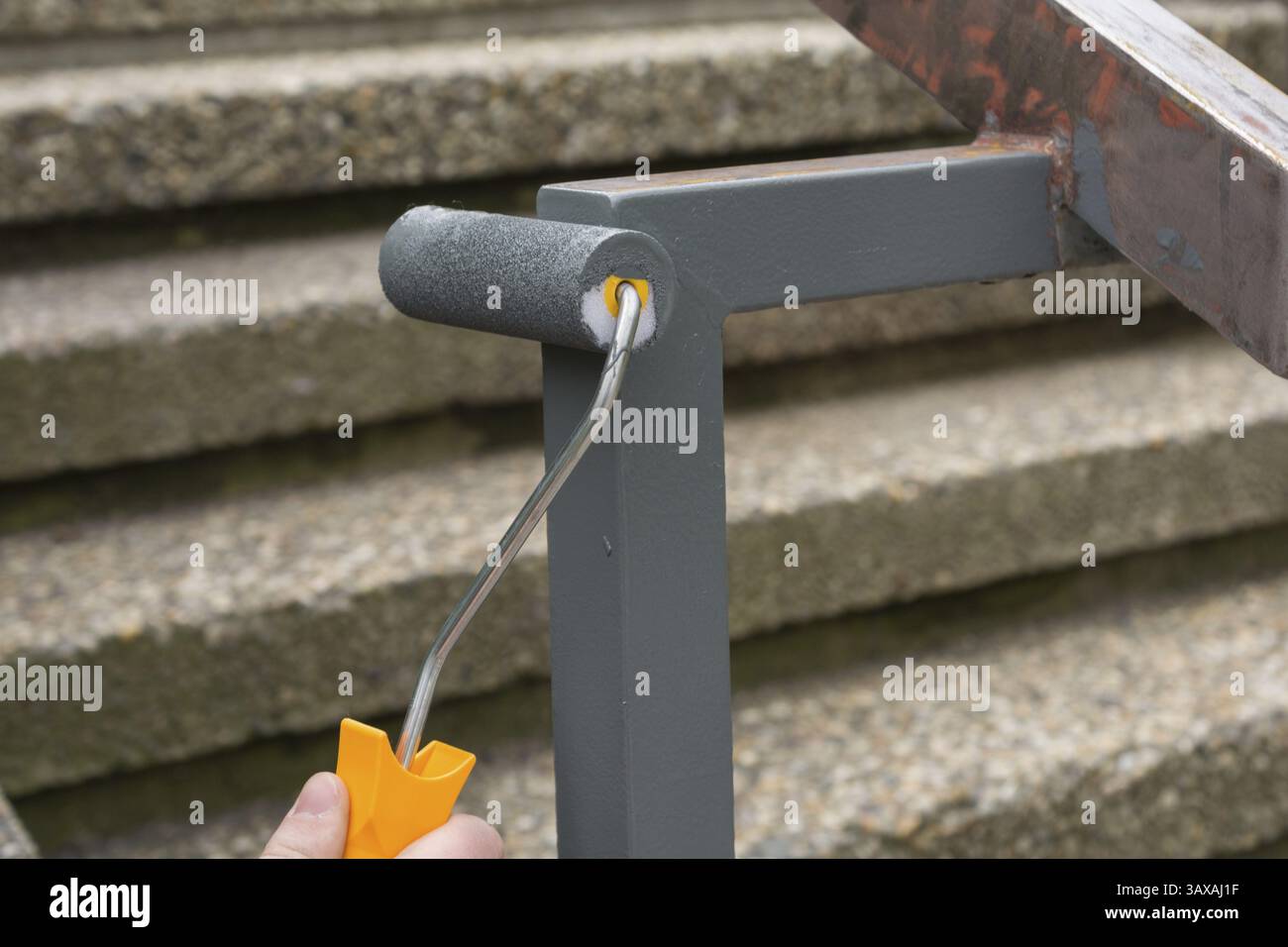 Pittore e decoratore dipinge ringhiere per scale, Austria, Europa Foto Stock