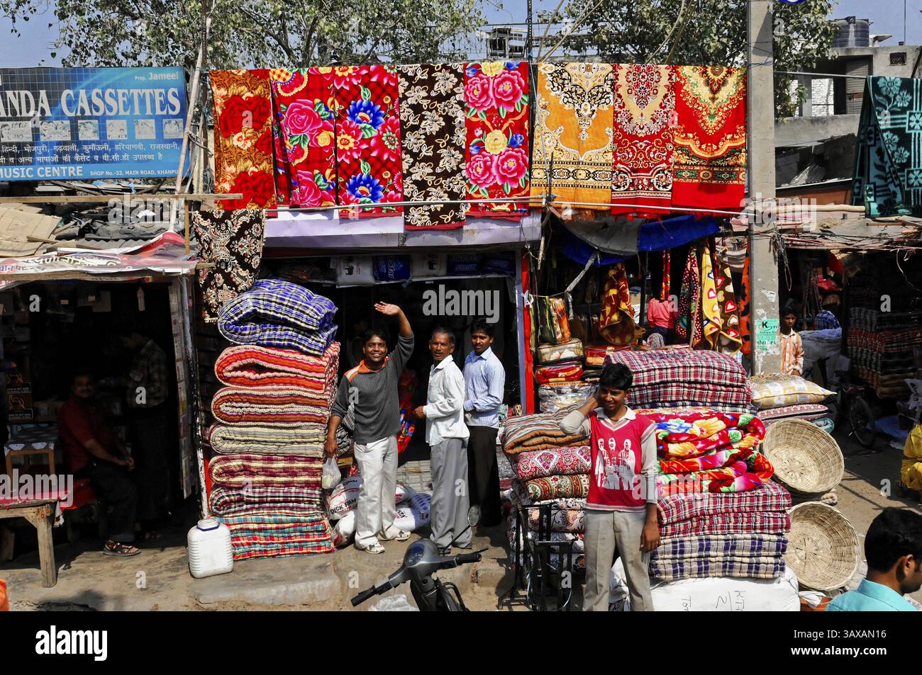 Nei pressi di Agra, Uttar Pradesh, India, Asia, affollato autoscontri con molte persone in una strada trafficata, Rajasthan, India settentrionale, Un mercato affollato con coloratissimi fa Foto Stock