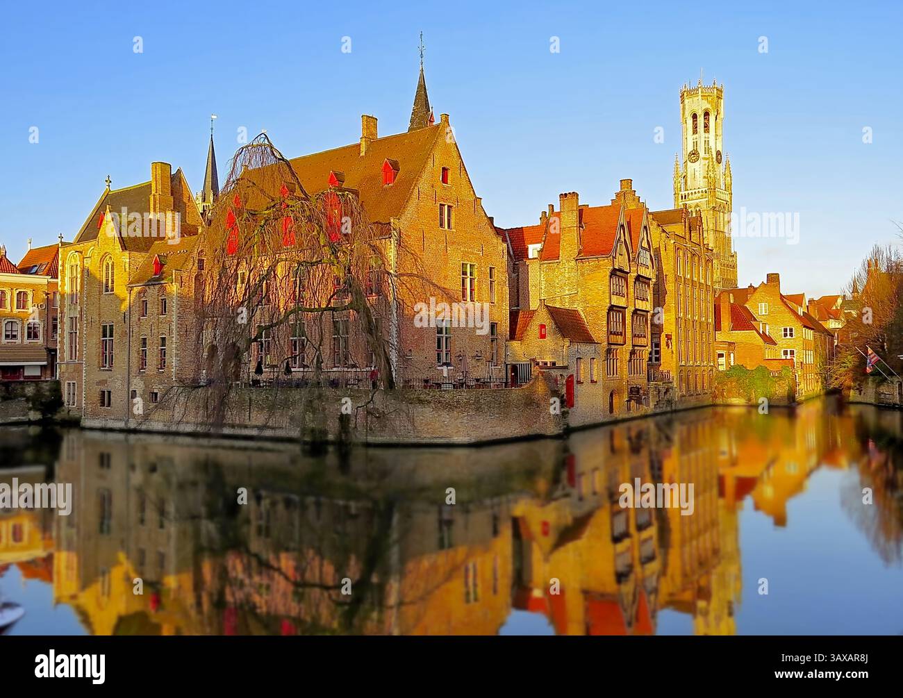 Bruges, Belgio. Il canale Rozenhoedkaai a Bruges con la torre del campanile sullo sfondo Foto Stock