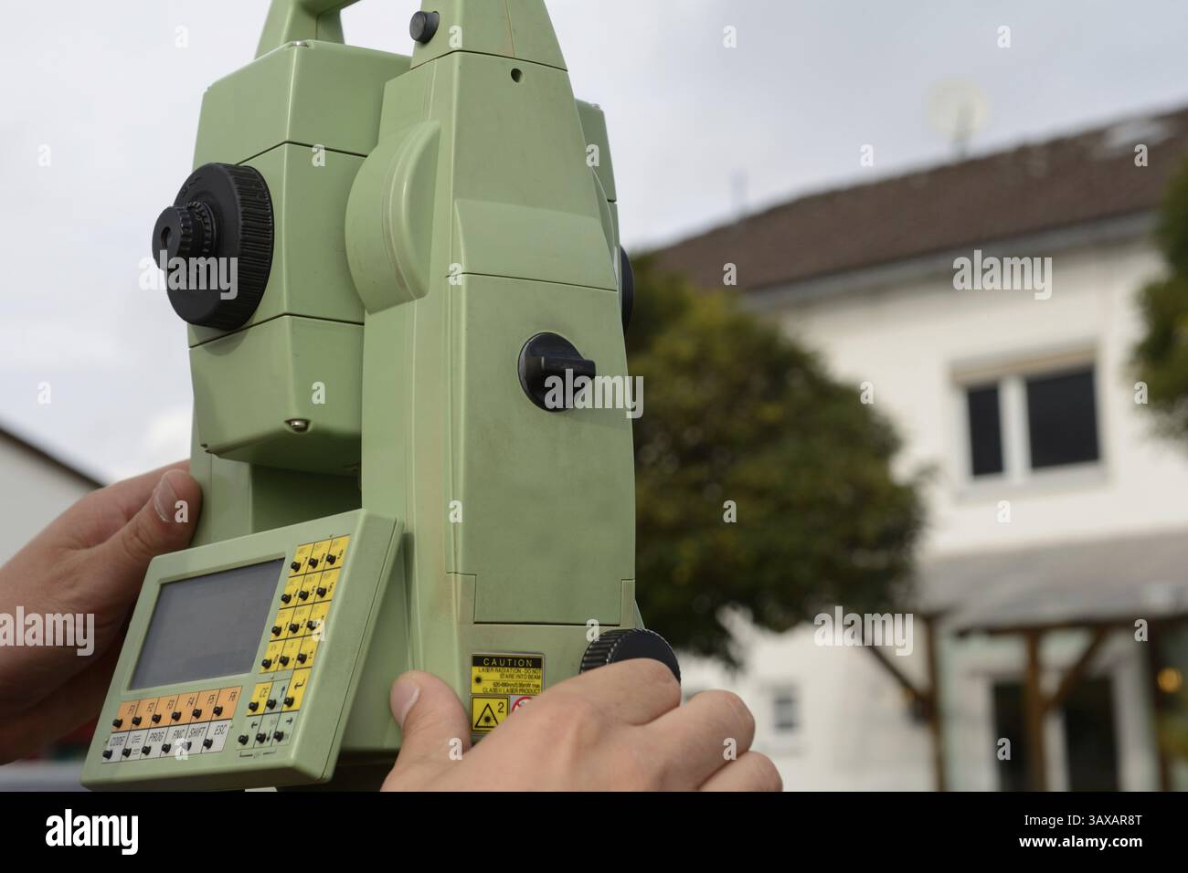 Stazione totale in uso nella tecnologia di rilevamento Foto Stock