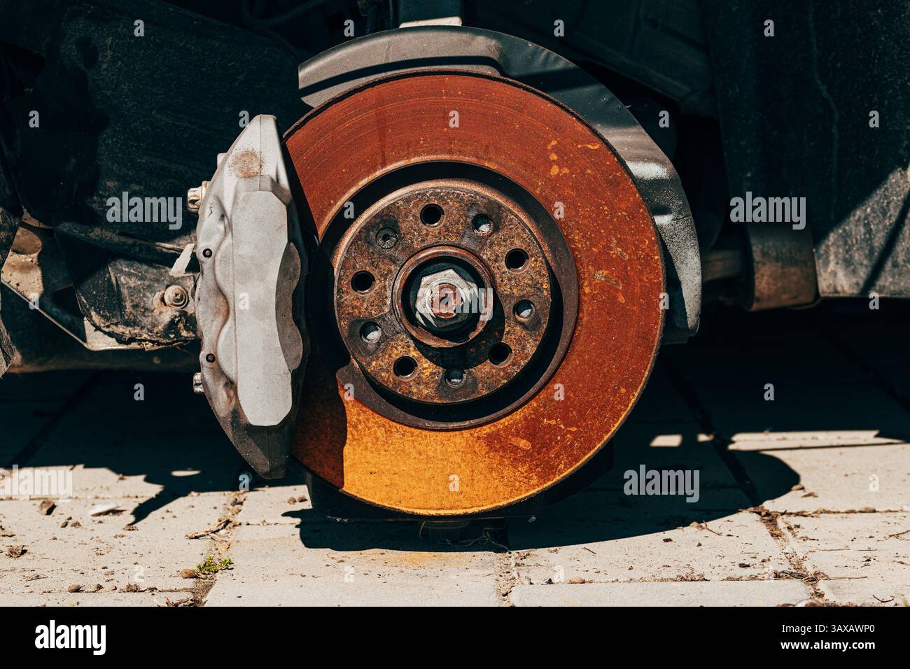 Vecchio disco del freno per auto Rusty, concentrazione selettiva Foto Stock