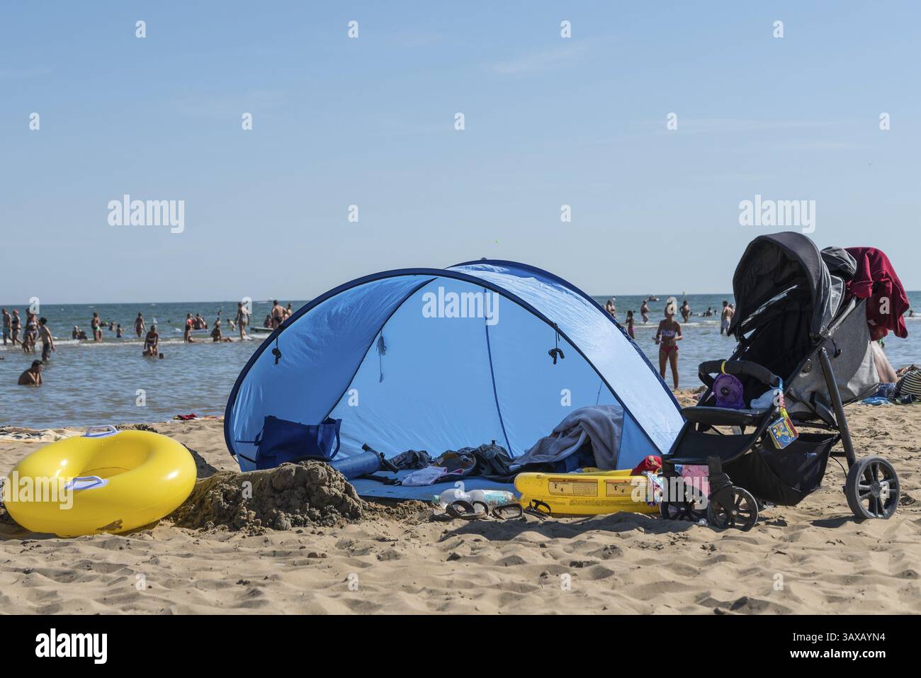 Beach shell come protezione del vento per le vacanze in famiglia su una spiaggia italiana Foto Stock