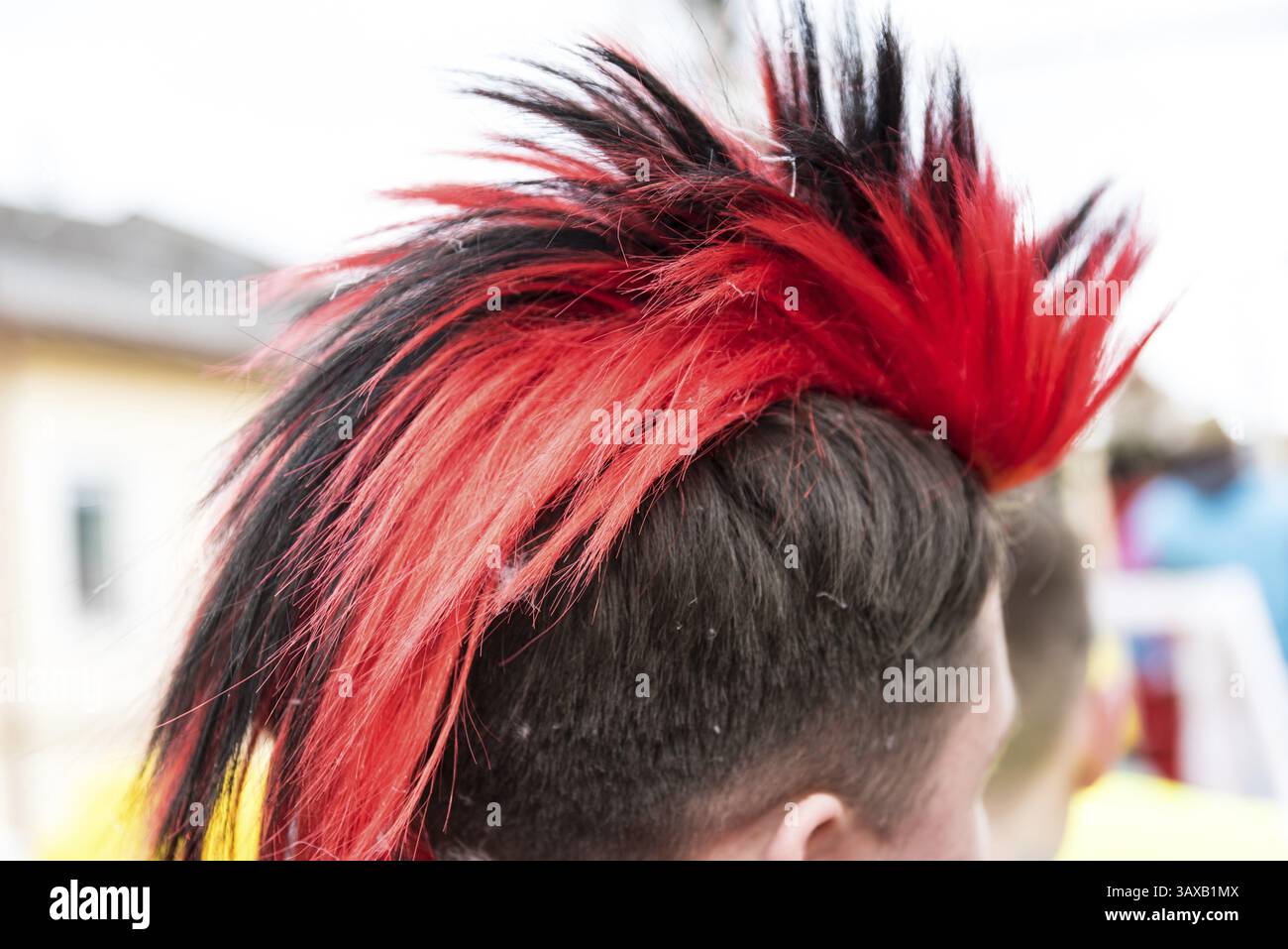 Capelli di colore rosso-nero in un mohawk - primo piano laterale Foto Stock