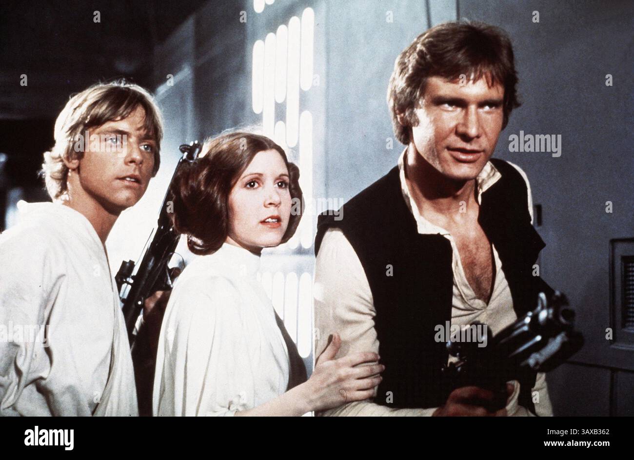 CARRIE FRANCES FISHER (21 ottobre 1956 – 27 dicembre 2016) l'attrice meglio conosciuta come Principessa Leia Organa di Star Wars, è morta dopo aver subito un attacco di cuore. Aveva 60 anni. IN FOTO: Star Wars: Episode vi - Un nuovo film di speranza. DATA DI USCITA: 25 maggio 1977 IN FOTO: MARK HAMILL nel ruolo di Luke Skywalker, CARRIE FISHER nel ruolo della Principessa Leia Organa e HARRISON FORD nel ruolo di Han solo. (Immagine di credito: © Lucas Films/Entertainment Pictures/ZUMAPRESS.com) Foto Stock