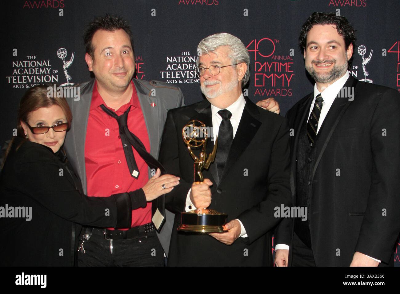 16 giugno 2013 - Los Angeles, CA, USA - LOS ANGELES - 16 giugno: Carrie Fisher, George Lucas con i produttori di Clone Wars al 40° Daytime Emmy Awards presso lo Skirball Cultural Center il 16 giugno 2013 a Los Angeles, CA (immagine di credito: © hPa/Newscom via ZUMA Press) Foto Stock