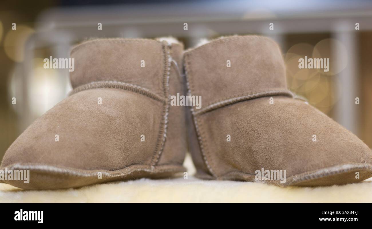Scarpe scamosciate per neonati Foto Stock