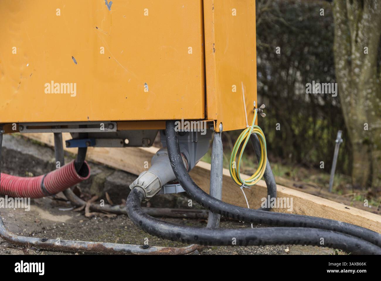 La scatola di distribuzione sul cantiere fornisce energia elettrica ed elettrica - elettricità sul sito Foto Stock