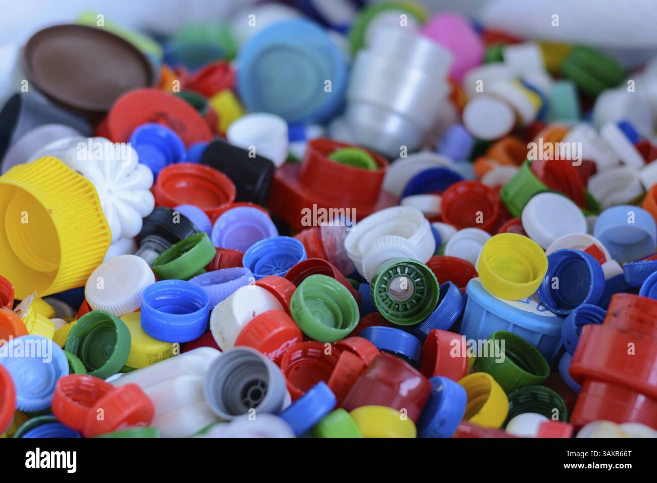 Tappi a vite colorati di bottiglie in plastica PET - riciclaggio Foto Stock