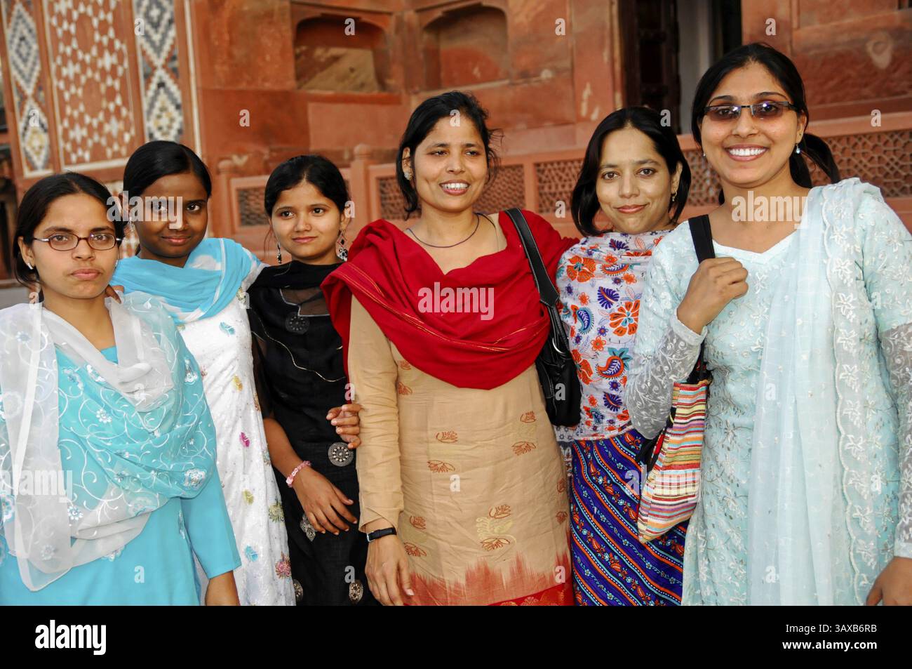 Vicino ad Agra, Uttar Pradesh, India, Asia, affollato autoscontrattò con molte persone in una strada trafficata, Rajasthan, India del Nord, Un gruppo di donne vicino a un costruttore Foto Stock