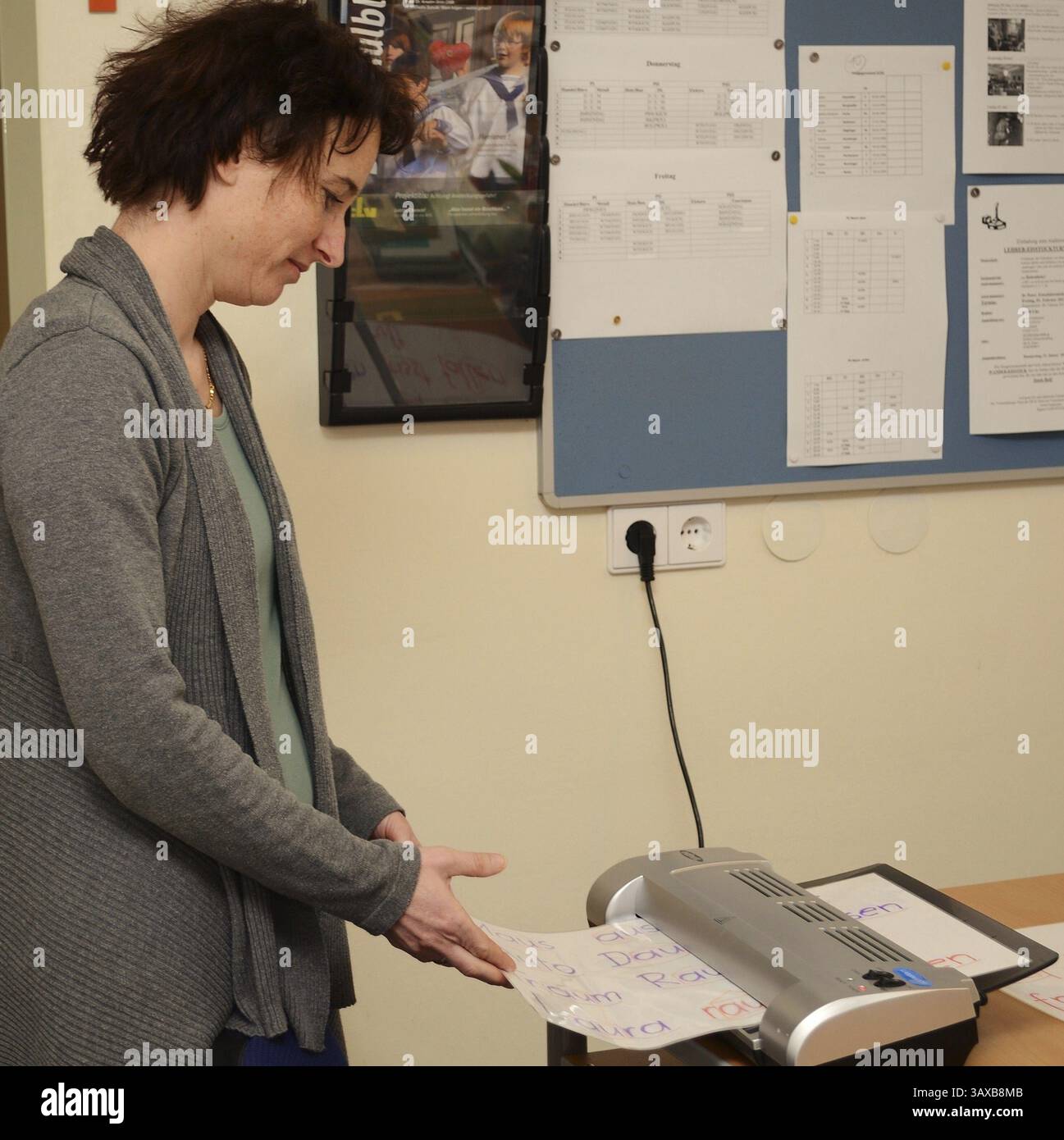 L'educatore prepara il materiale didattico Foto Stock