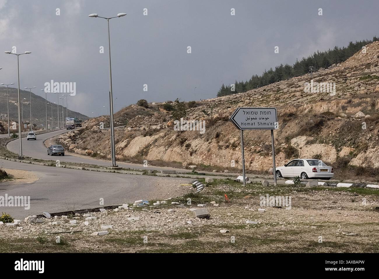 28 dicembre 2016 - Gerusalemme, Israele - la costruzione di abitazioni è in corso a Homat Shmuel, o Har Homa, a Gerusalemme Est, su terreni espropriati nel 1991. Anche se contestato da Israele, Homat Shmuel è considerato un insediamento israeliano illegale da gran parte del mondo. La recente risoluzione 2334 del Consiglio di sicurezza delle Nazioni Unite del 23 dicembre 2016 condanna gli insediamenti israeliani a Gerusalemme Est e in Cisgiordania, una risoluzione approvata a seguito dell'astensione degli Stati Uniti. Il Segretario di Stato Kerry dovrebbe esporre la sua visione per porre fine al conflitto israelo-palestinese in un discorso più tardi oggi. (Immagine di credito: © Nir Alon V Foto Stock