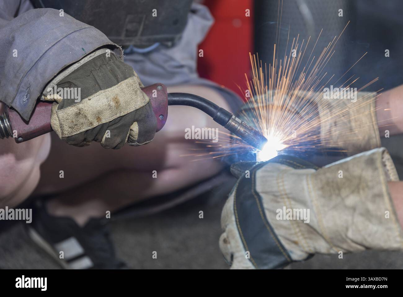 Lavoratore qualificato nella saldatura per fusione a gas - primo piano della saldatura ossitaglio Foto Stock