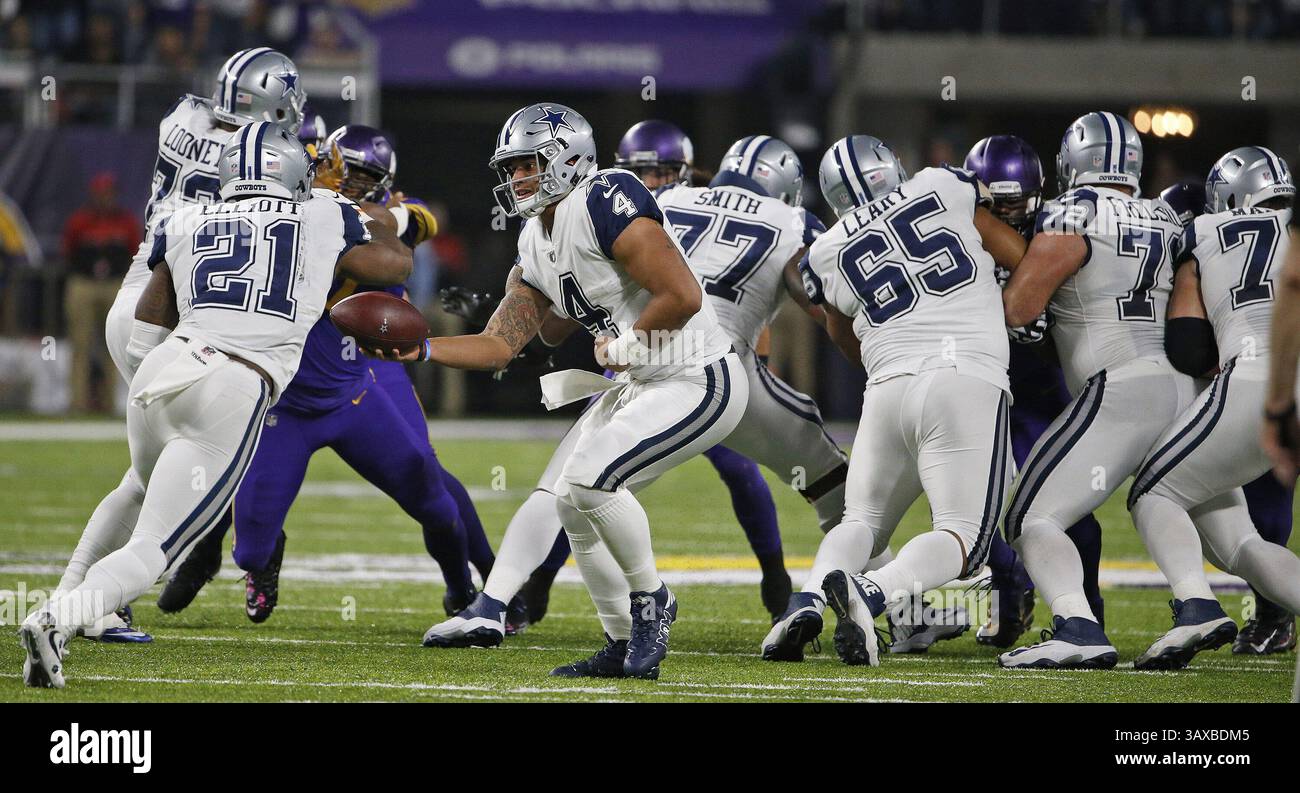 1 dicembre 2016 - Minneapolis, Minnesota, Stati Uniti - il running back dei Dallas Cowboys Ezekiel Elliott (21) ottiene un passaggio al terzo quarto dal quarterback Dak Prescott (4) mentre i Dallas Cowboys batterono i Minnesota Vikings 17-15 a Minneapolis, giovedì 1 dicembre 2016. (Immagine di credito: © Paul Moseley/TNS tramite filo ZUMA) Foto Stock