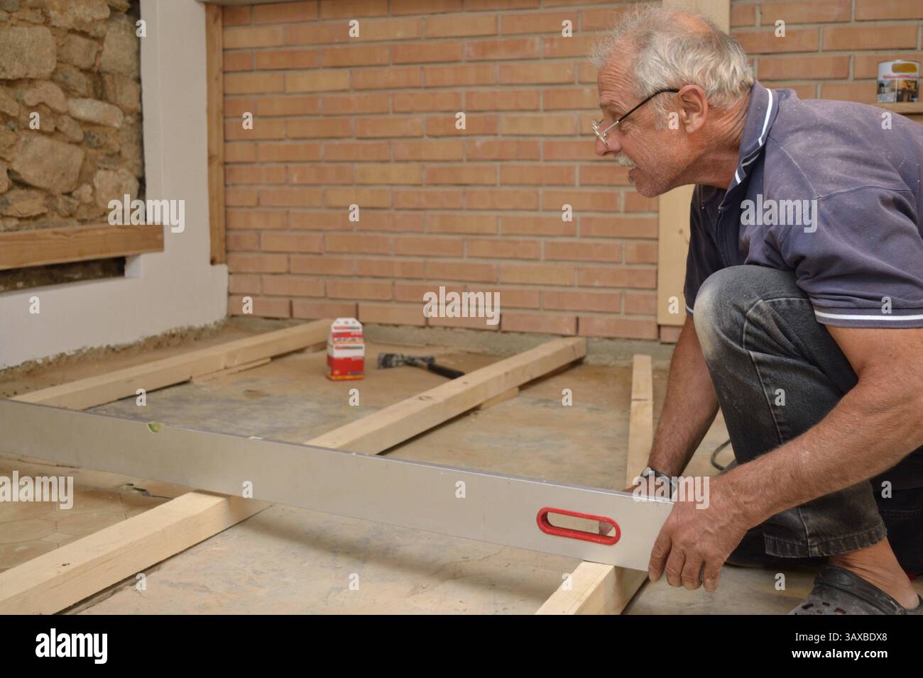 Controllo dello strato del pavimento con livella a bolla d'aria Foto Stock