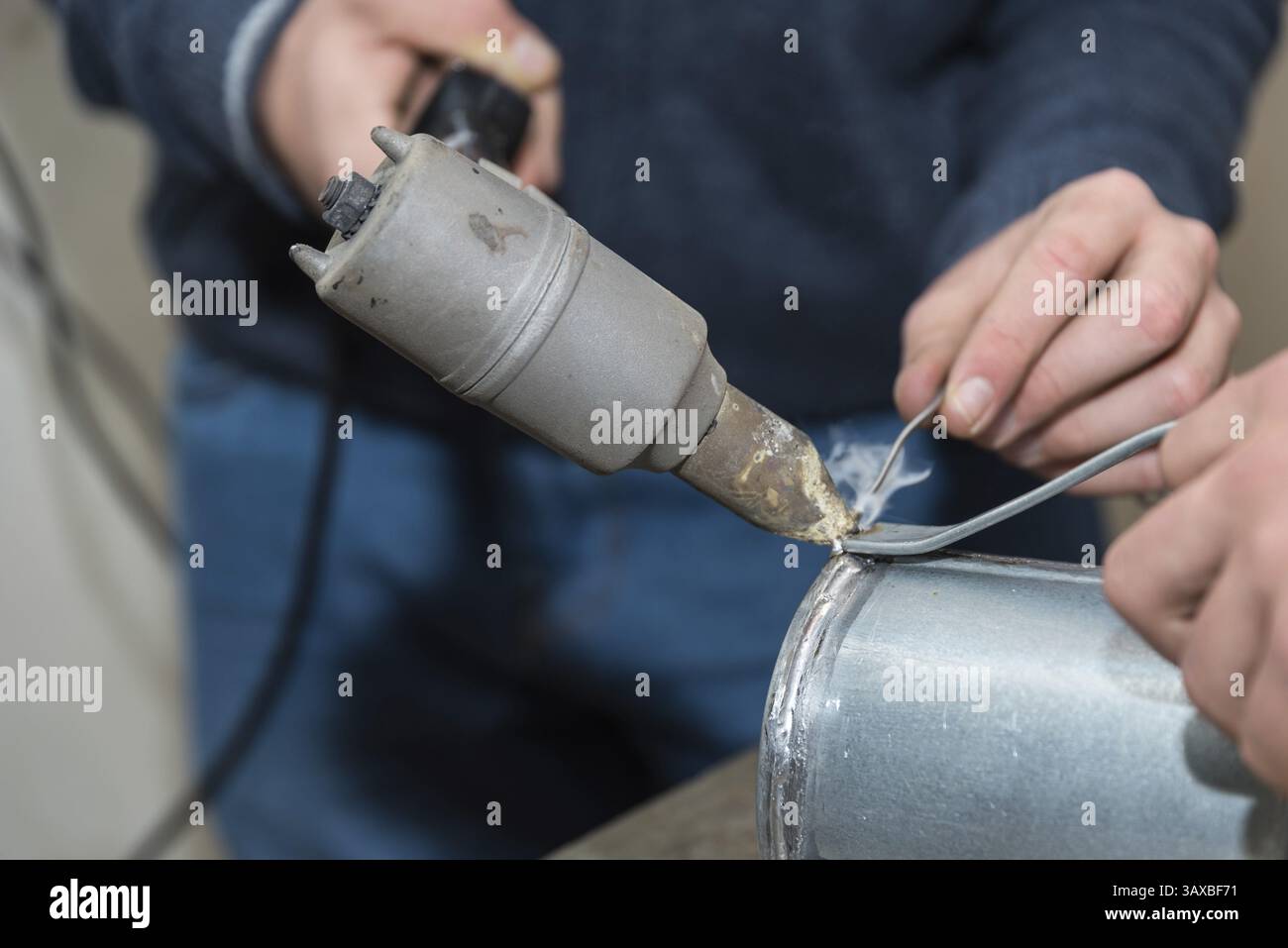Unione di parti metalliche mediante saldatura con un saldatore e filo di saldatura - primo piano Foto Stock