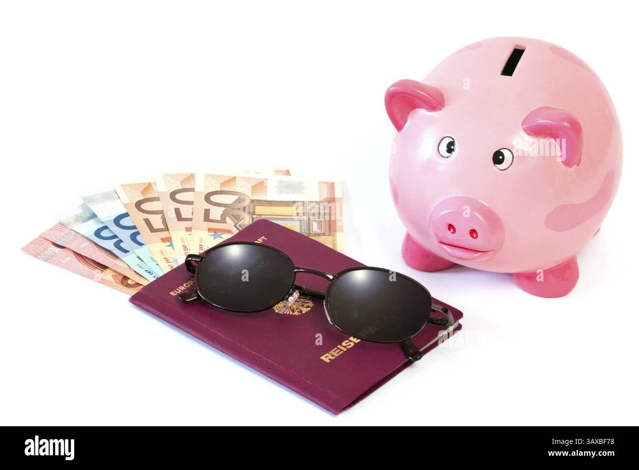 Passaporto tedesco con occhiali da sole, denaro e salvadanaio su sfondo bianco passaporto tedesco con occhiali da sole, denaro e salvadanaio su sfondo bianco Foto Stock