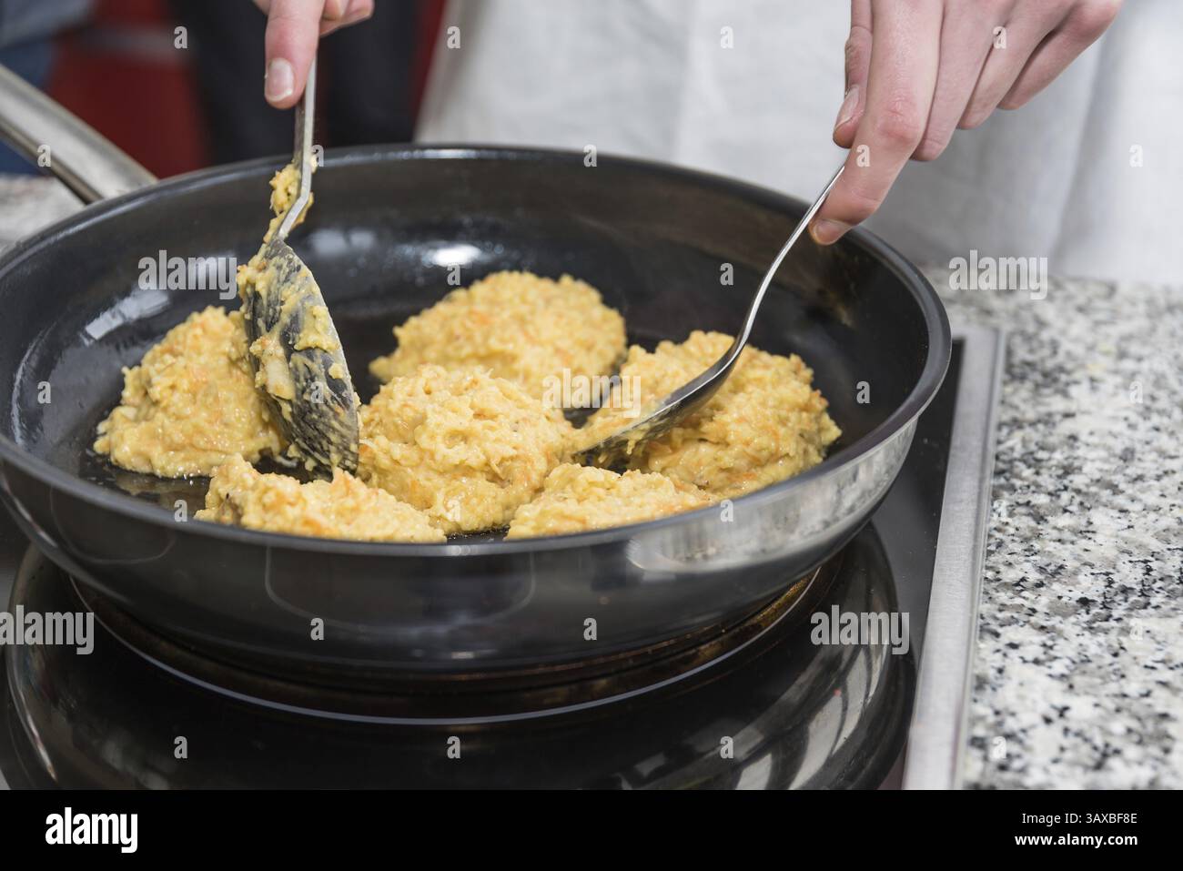 Chef con padella per friggere e cucina vegetariana - Pan di veleno, primo piano Foto Stock
