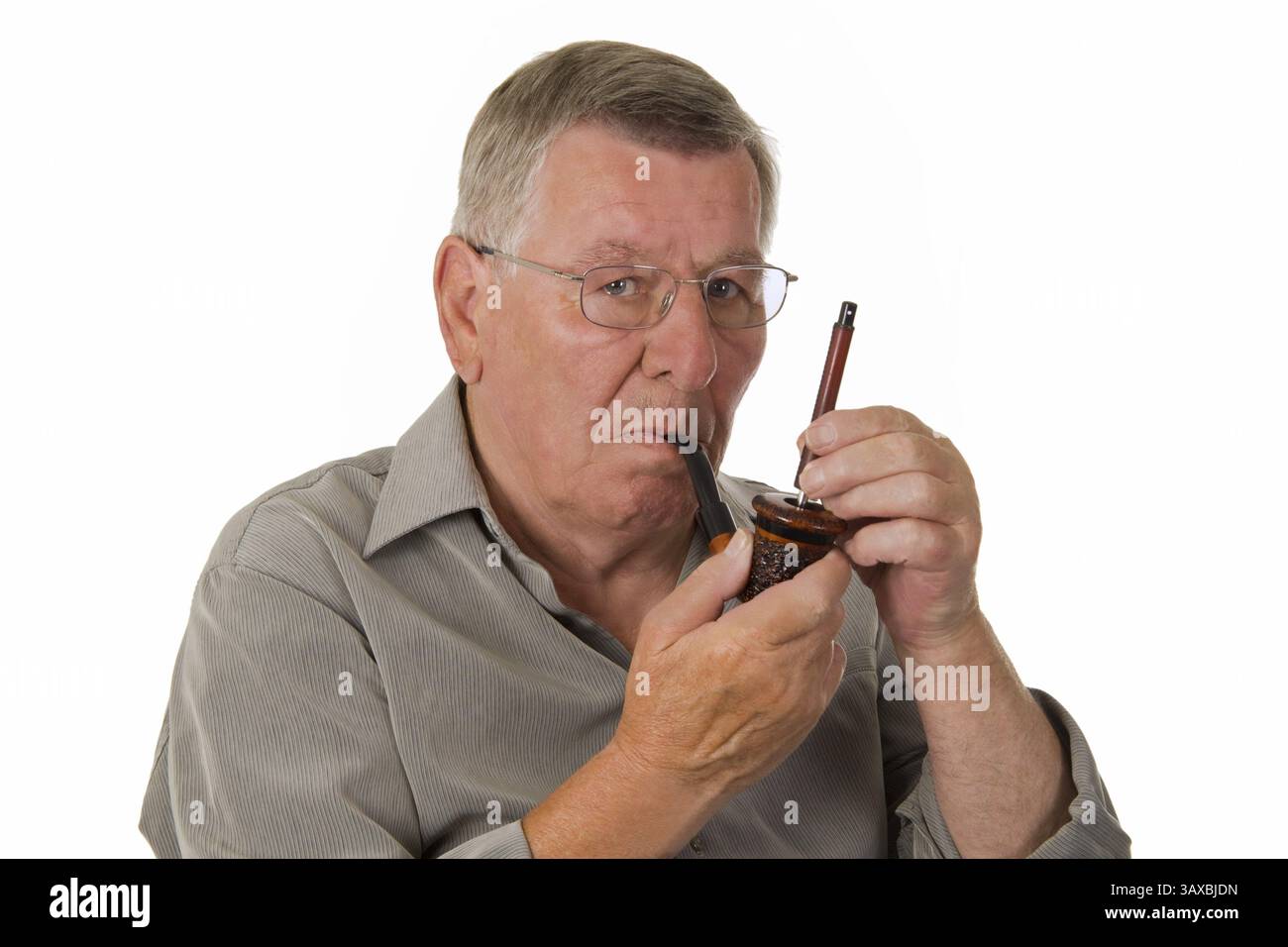 Vecchio che comprime un tubo - isolato vecchio che comprime un tubo - isolato Foto Stock