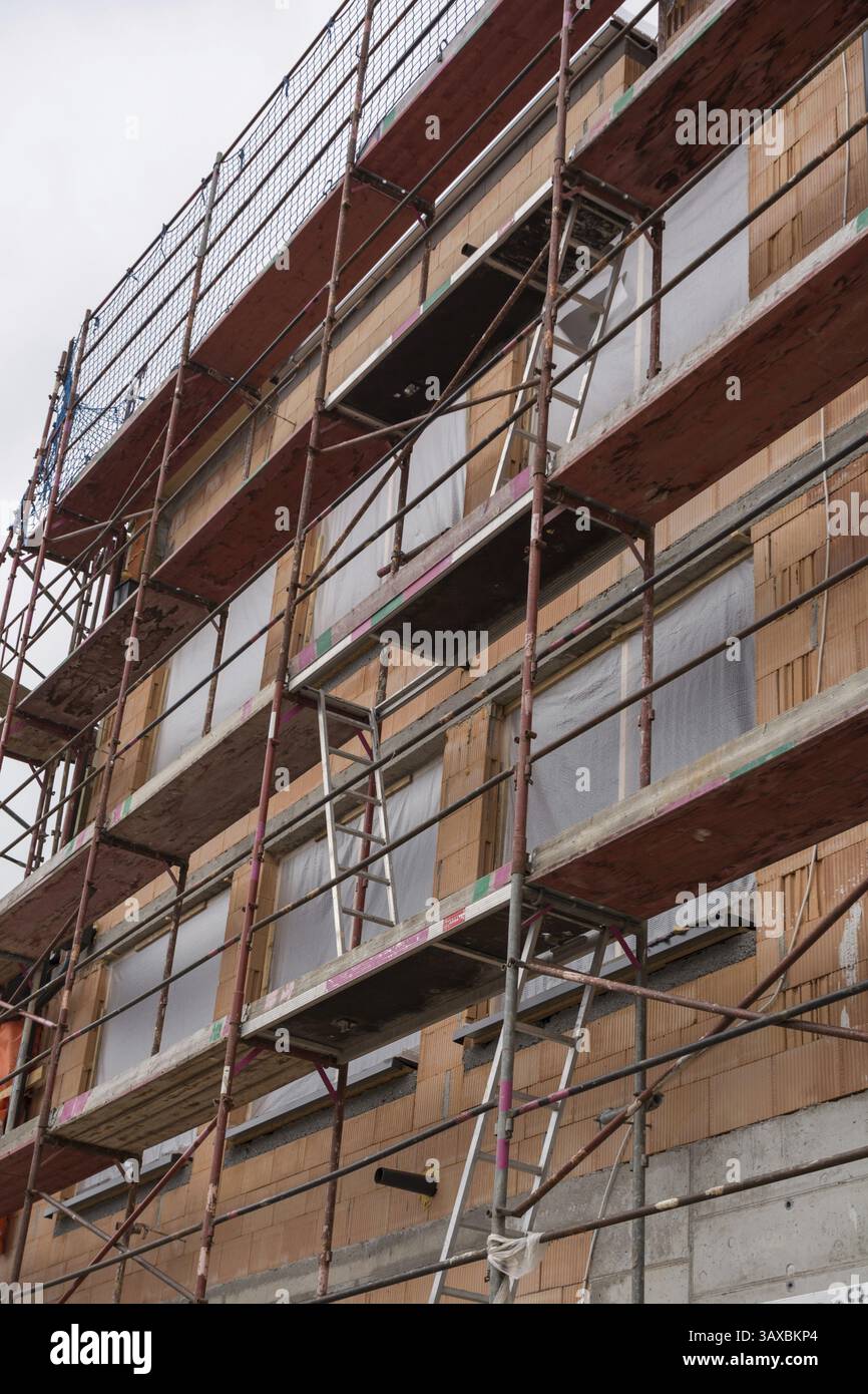 Sicurezza delle impalcature del cantiere durante la costruzione di abitazioni Foto Stock