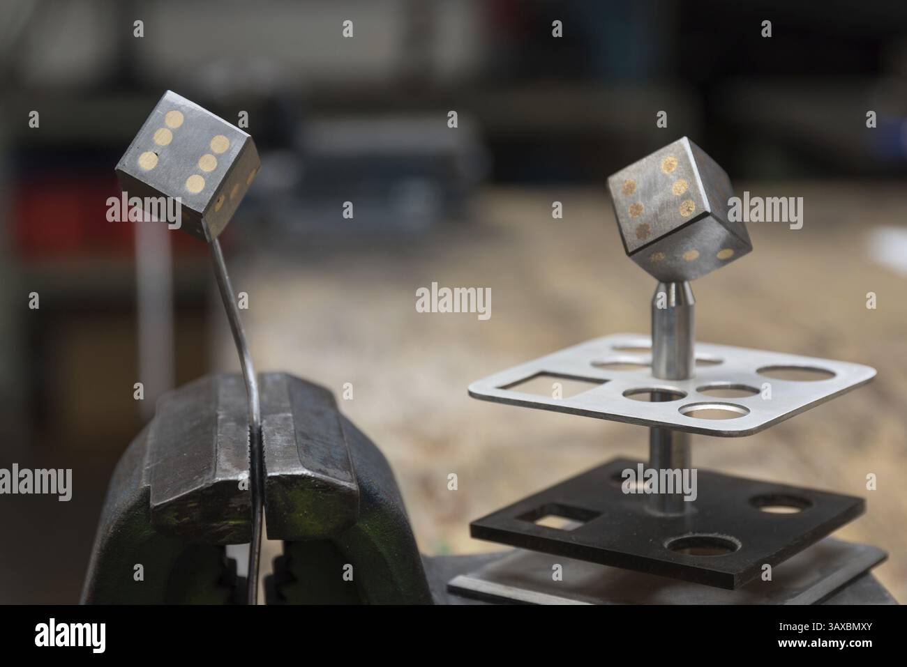 Portapenne in metallo - dadi con il fortunato numero sei Foto Stock