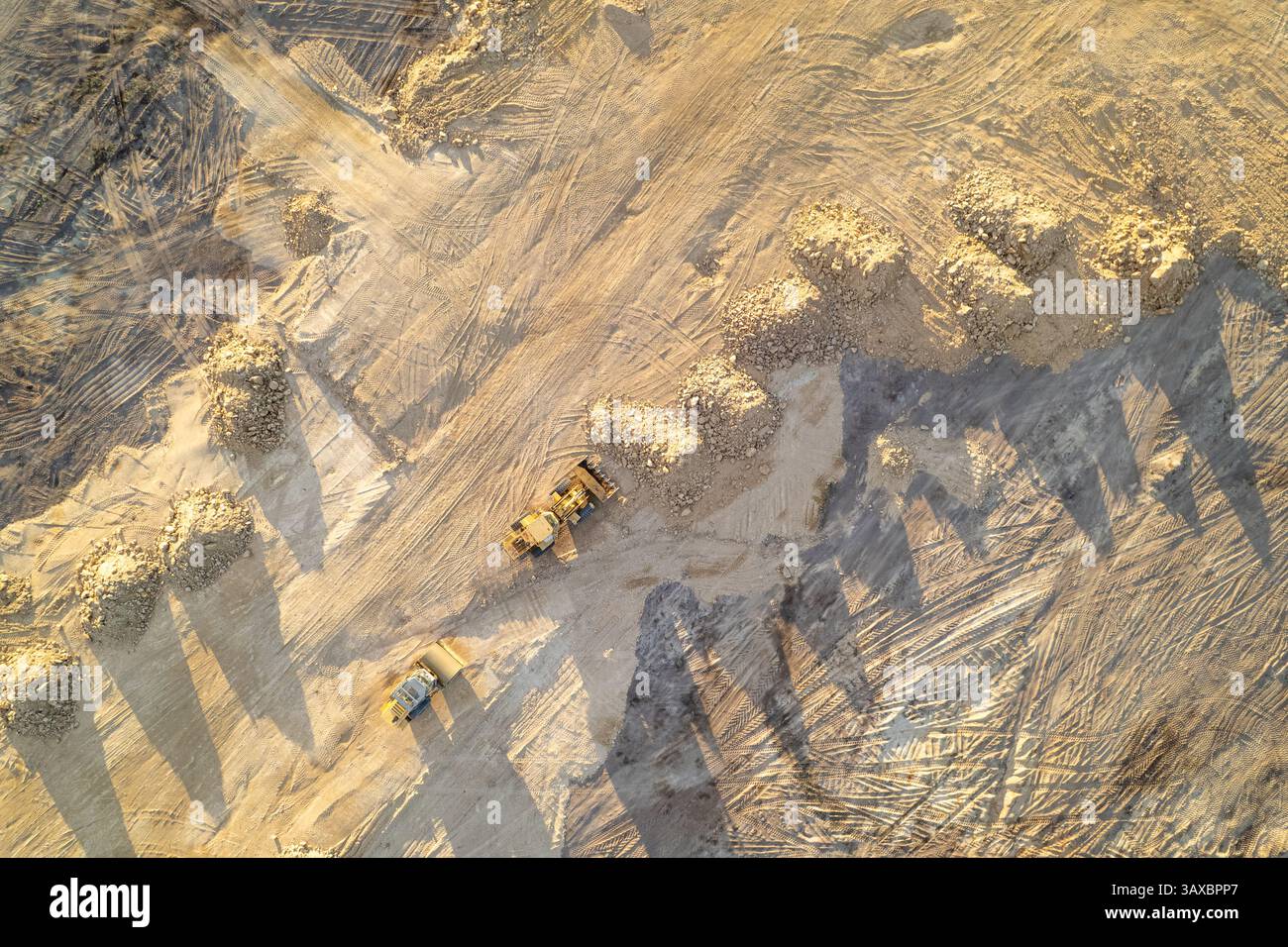 attrezzature di movimento terra in una zona di costruzione. Vista dall'alto verso il basso tramite drone, immagine aerea Foto Stock