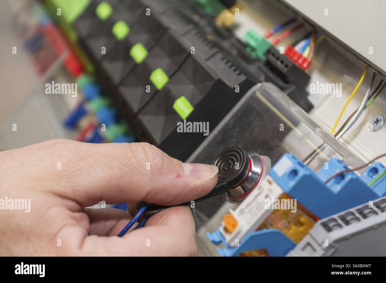 L'ingegnere elettrico prova il nuovo sistema di controllo installato, Austria, Europa Foto Stock