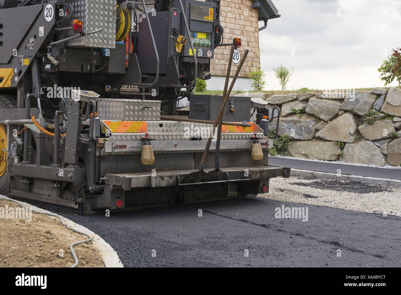 Strade e pavimentazioni sono asfaltate, asfaltatrici in uso, Austria, Europa Foto Stock