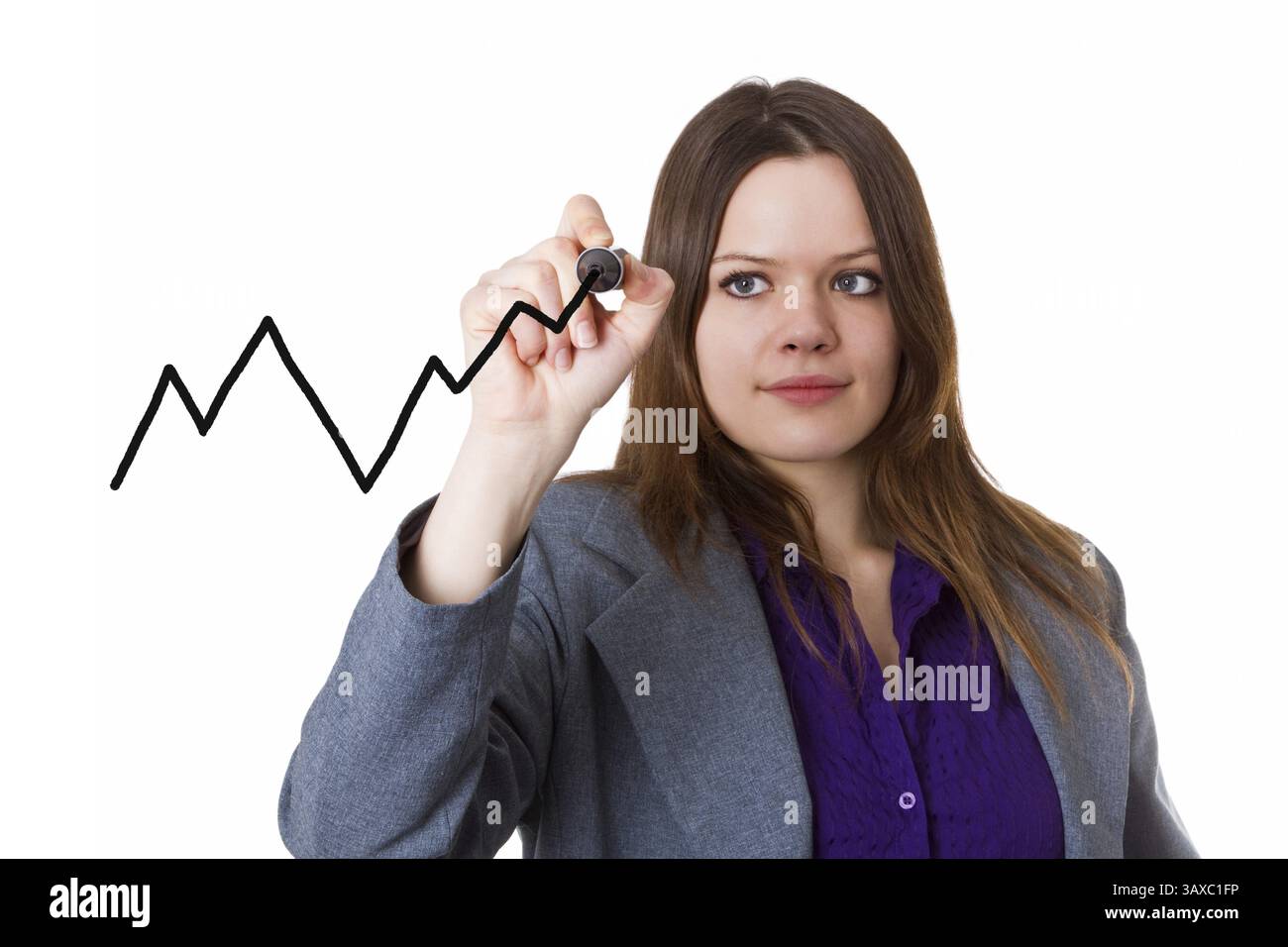 Giovane donna che disegna un grafico a curva su un pannello di vetro - isolata giovane donna che disegna un grafico a curva su un pannello di vetro - isolata Foto Stock