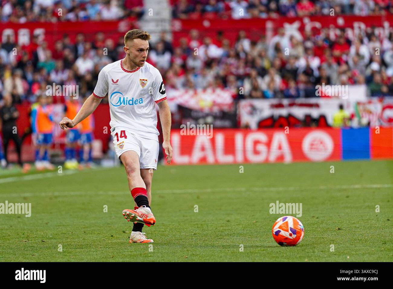 Il Peque (Sevilla FC) passa il pallone durante la partita di LaLiga tra il Sevilla FC e il Deportivo Alaves, a Sanchez Pizjuan il 20 aprile 2025 a Siviglia, Spagna Foto Stock