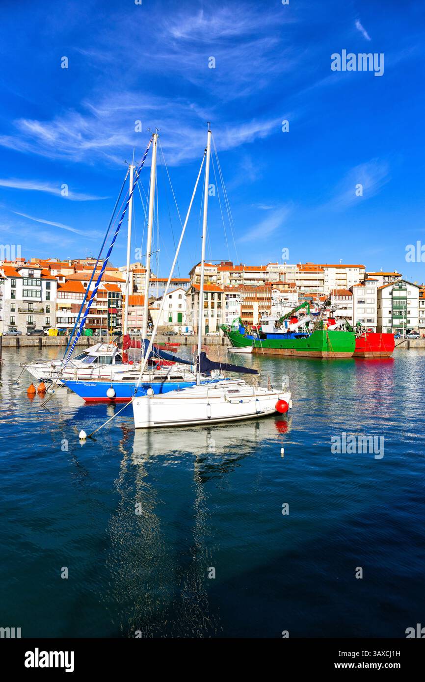 Barche da pesca tradizionali ormeggiate nel porto di Lekeitio, Paesi Baschi, Spagna, Europa Foto Stock