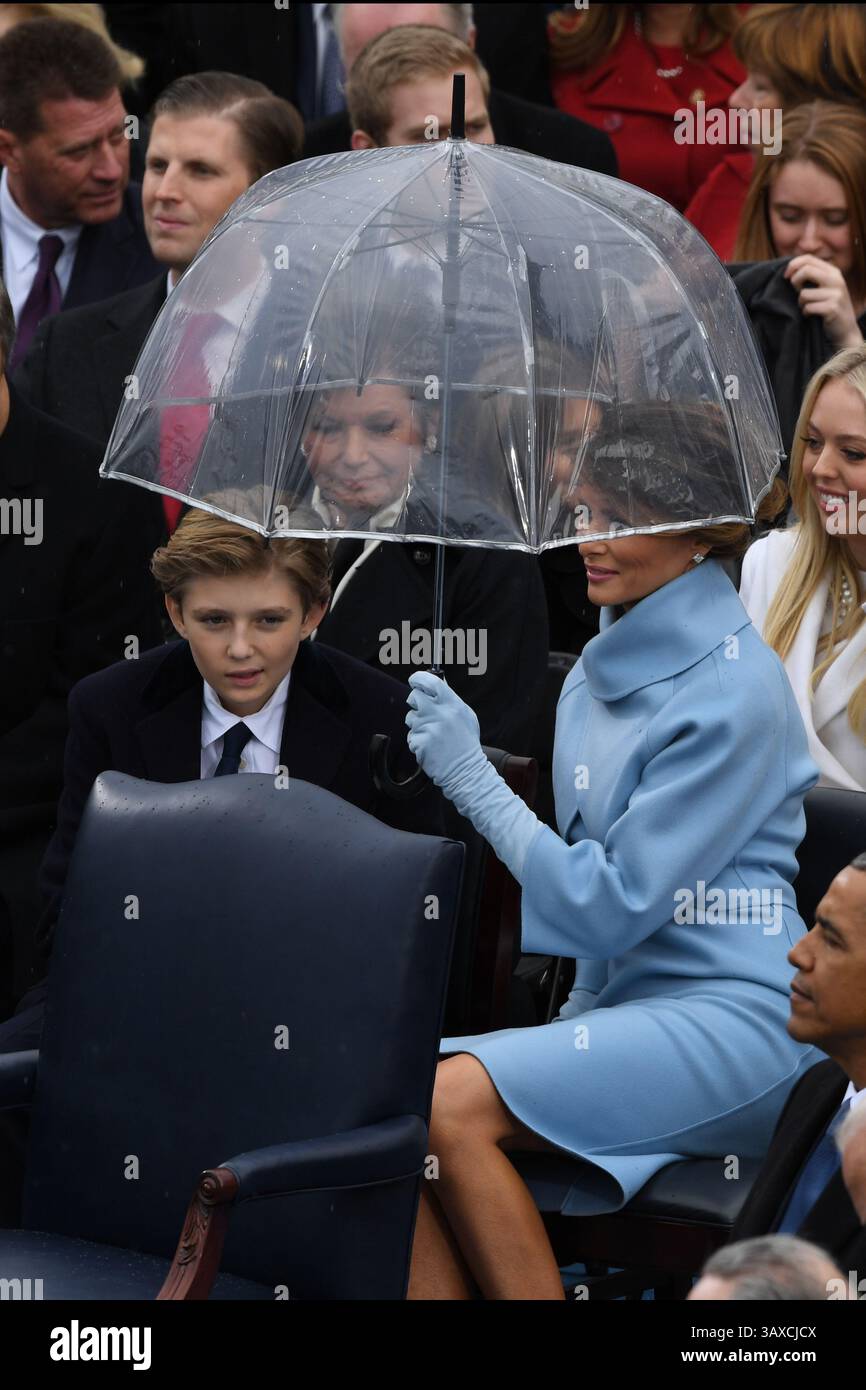 20 gennaio 2017 - Washington, DC, Stati Uniti d'America - Melania Trump siede con suo figlio Barone Trump sotto un ombrello durante una breve pioggia alla cerimonia inaugurale del Presidente a Capitol Hill 20 gennaio 2017 a Washington, DC. Donald Trump è diventato il 45 ° presidente degli Stati Uniti nella cerimonia. (Immagine di credito: © Richard Ellis via ZUMA Wire) Foto Stock