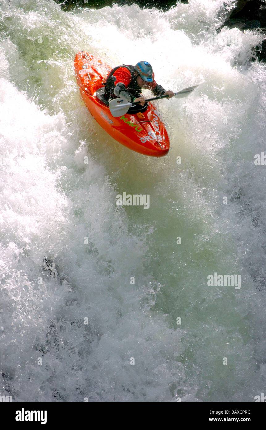 Un kayak scende dalla cascata alta più di 40 metri. Foto Stock