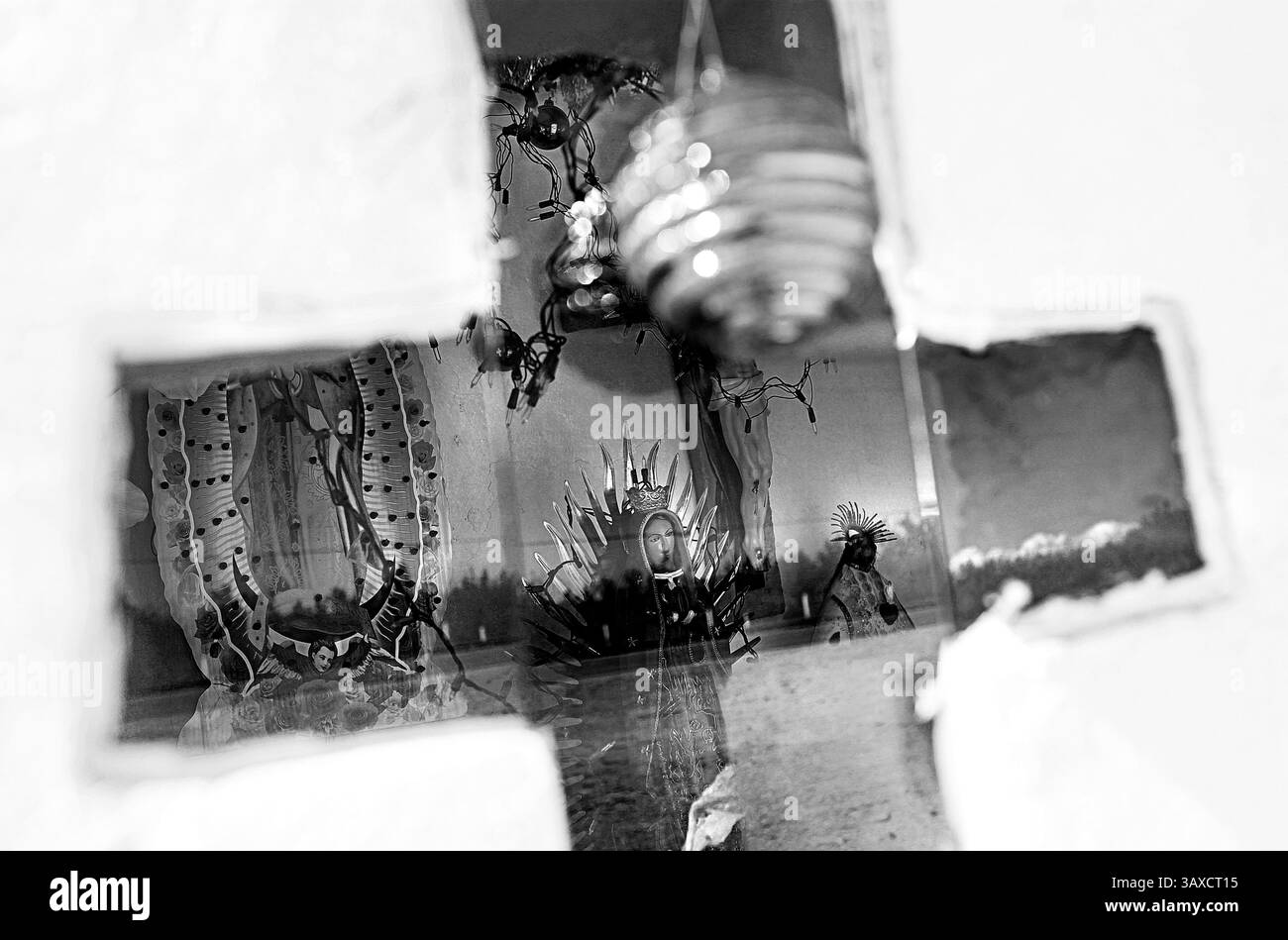 Le decorazioni natalizie adornano una piccola capilla sulla strada in un negozio di arte e artigianato vicino a Chacalal, Messico. Foto Stock