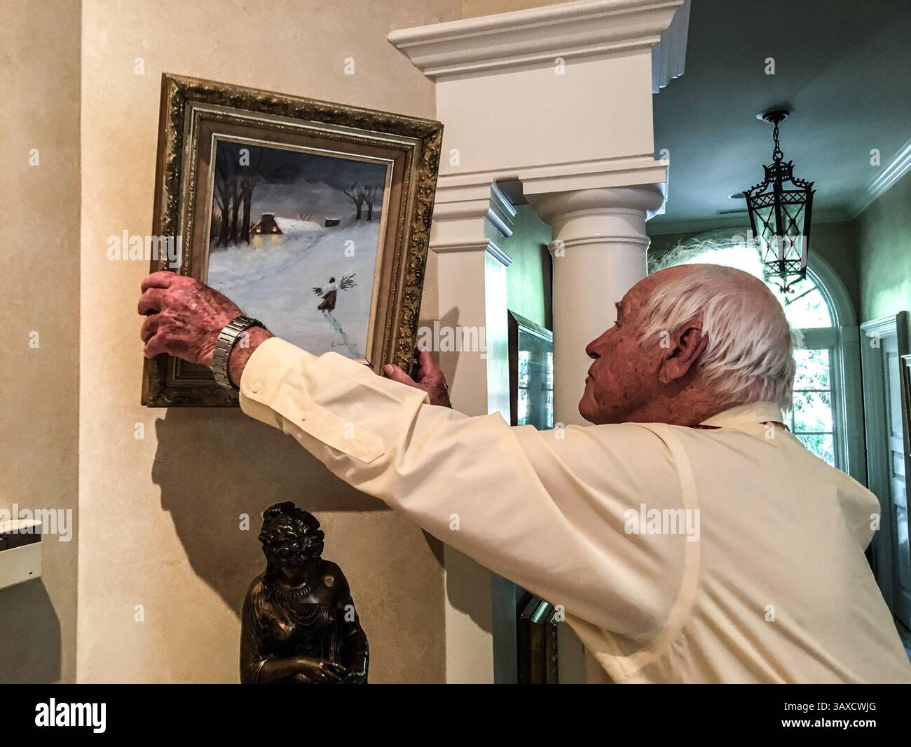 1 febbraio 2017 - USA - Eddie Floyd a Florence, S.C. cardiochirurgo e membro del Consiglio di fondazione dell'Università del South Carolina, è un appassionato collezionista d'arte la cui collezione comprende opere d'arte di personaggi storici come Winston Churchill e Dwight Eisenhower. Di recente e' venuto sotto fuoco per aver posseduto un dipinto di Adolf Hitler. (Immagine di credito: © John Monk/TNS via ZUMA Wire) Foto Stock