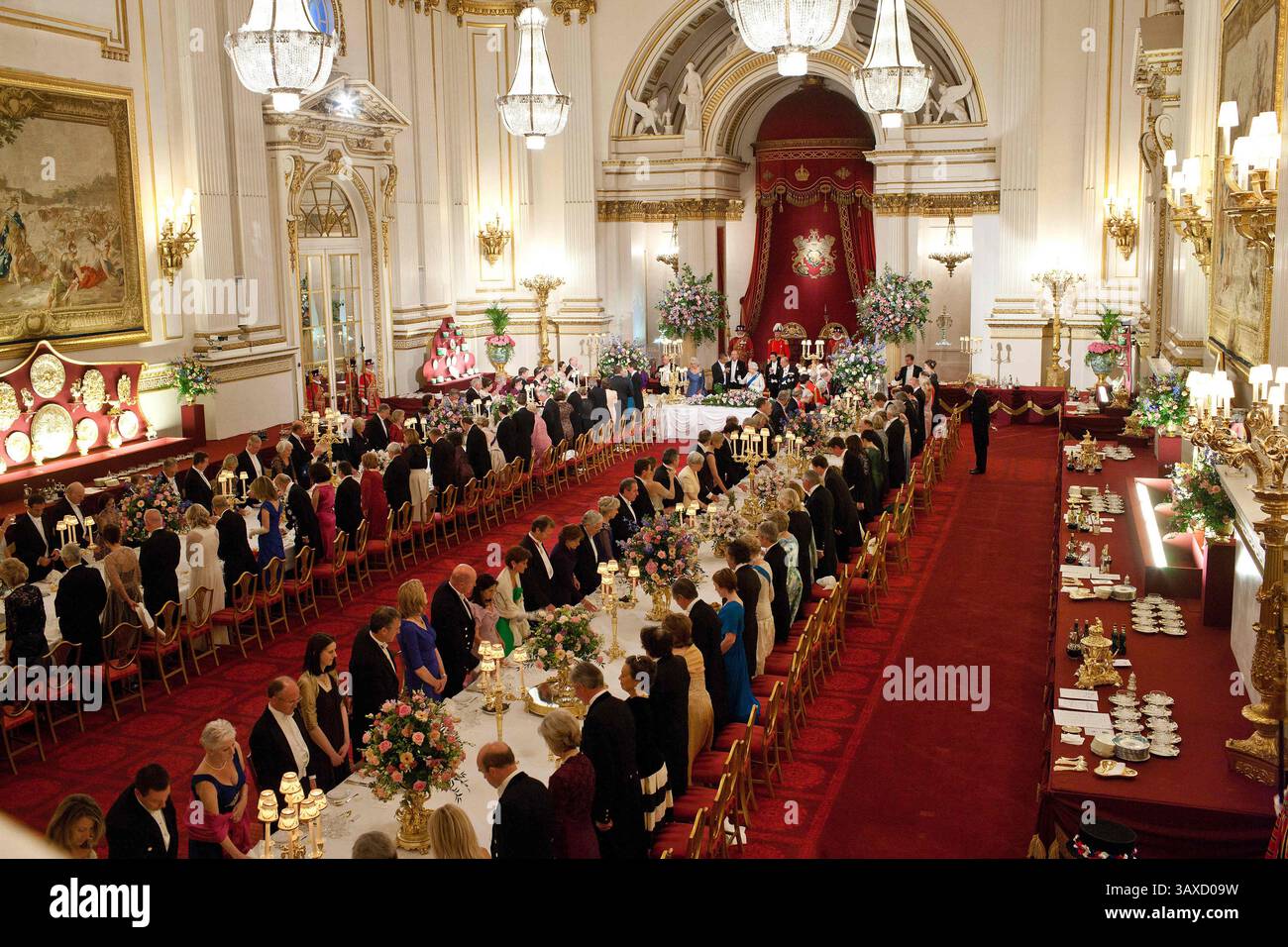 24 maggio 2011 - Londra, Inghilterra - il presidente degli Stati Uniti Barack Obama e la First Lady Michelle Obama partecipano a un banchetto di Stato ospitato dalla regina Elisabetta II il 24 maggio 2011 a Buckingham Palace a Londra, Inghilterra. Barack Hussein Obama II (4 agosto 1961) è il 44° presidente degli Stati Uniti d'America. È il primo afroamericano ad essere eletto in carica e il primo presidente nato al di fuori degli Stati Uniti contigui. Nato a Honolulu, Hawaii, Obama si è laureato alla Columbia University e alla Harvard Law School. Ha lavorato come avvocato per i diritti civili e ha insegnato diritto costituzionale all'Università di Chicago Foto Stock