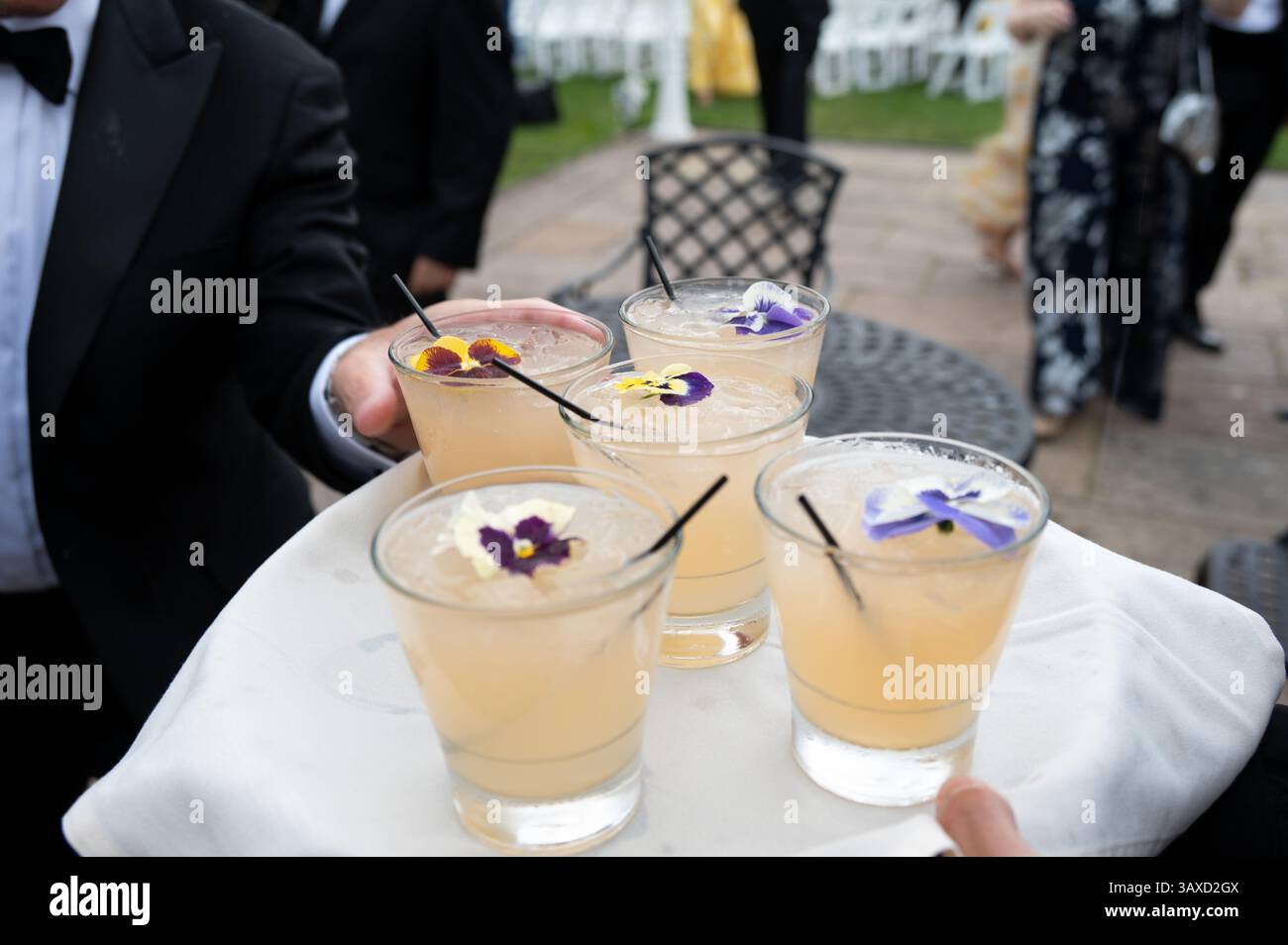 Cocktail d'autore al ricevimento di nozze costiere Foto Stock