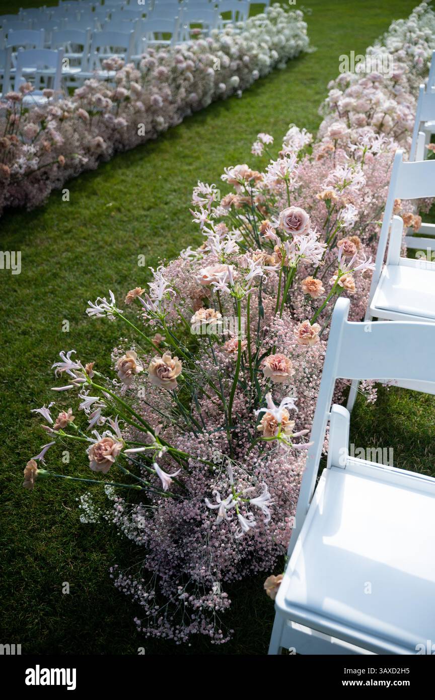 Corridoio floreale all'aperto con respiro del bambino e garofani Foto Stock