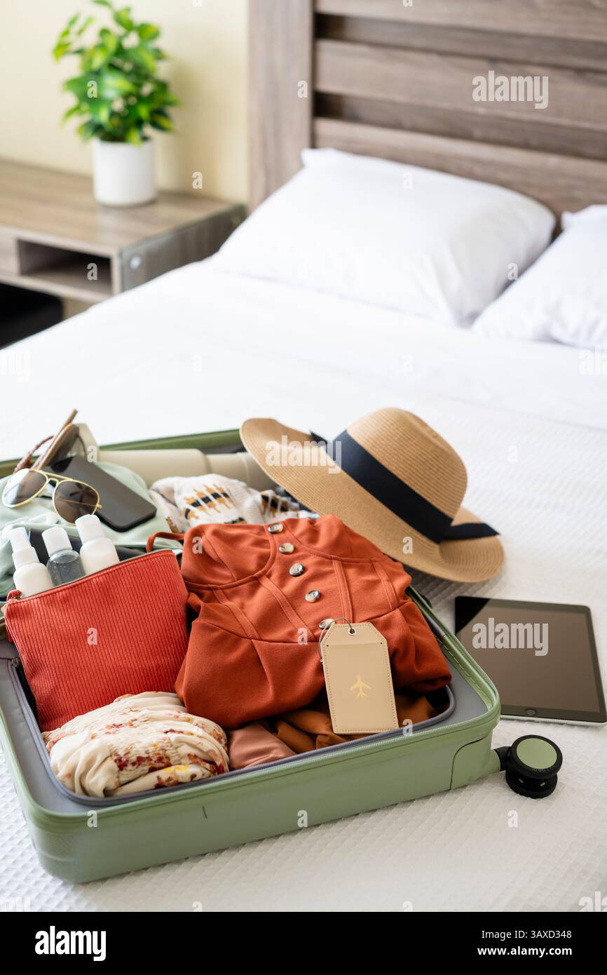 Bagagli sul letto completamente imballati per viaggiare Foto Stock