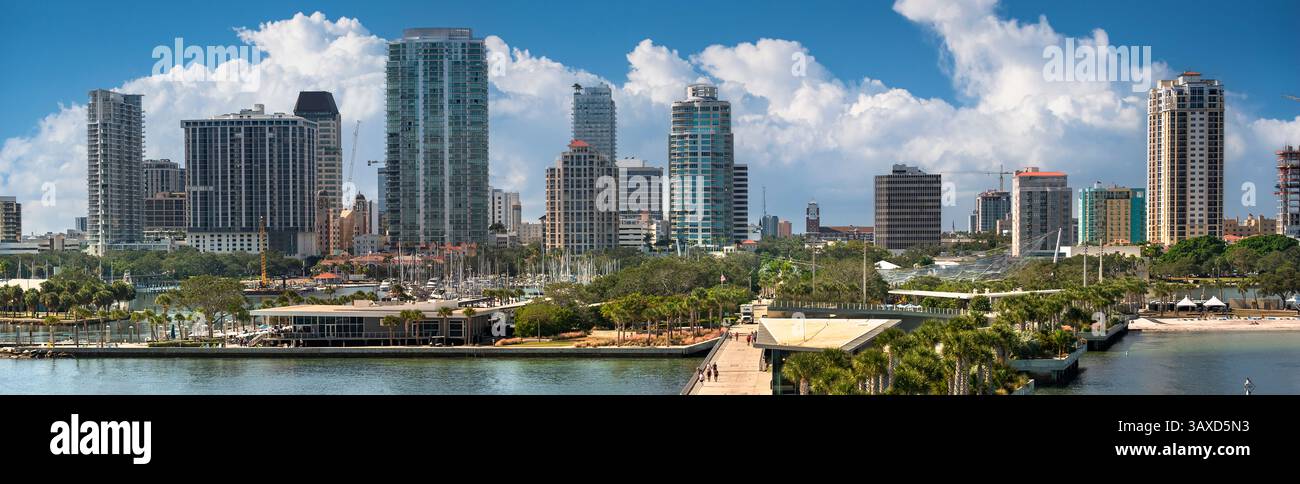 St. Petersburg, Florida, lungomare, molo St. Pete e skyline del centro Foto Stock