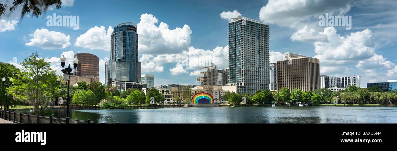 Orlando, Florida, si snoda lungo le acque del parco del lago Eola in centro Foto Stock
